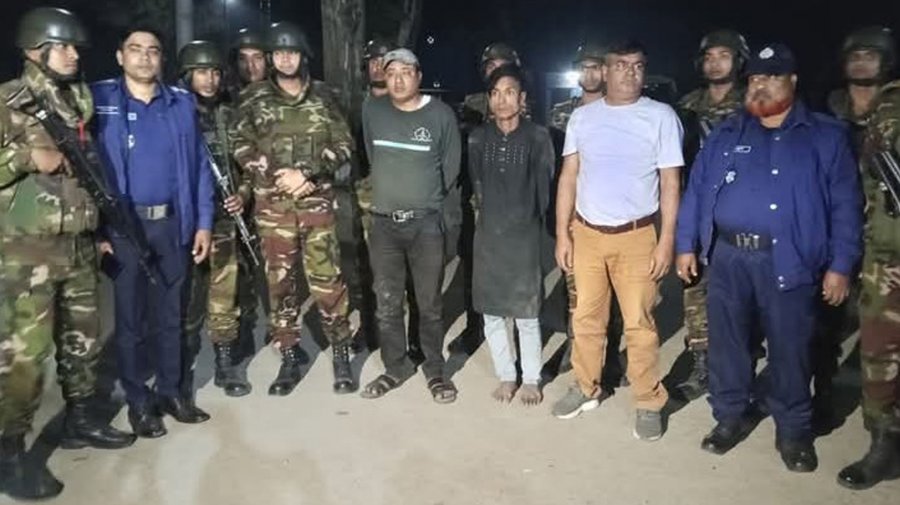 চাঁদাবাজির সময় যৌথ বাহিনীর হাতে আটক বিএনপির দুই নেতা